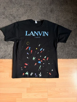Lanvin t-shirt  - En rikigt fet och sällsynt lanvin tröja i storlek S/M. Den är i rikigt bra skick, knappast använd. Har du fler frågor eller funderingar? Tveka inte på att höra av dig.🙌 priset går att diskutera!