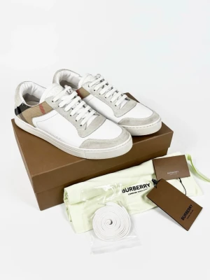 Burberry Checked Monogram skor - | Säljer ett par Burberry sneakers i riktigt bra använt skick | Storlek: 44 | Box, dustbag, kort och snören ingår | Hör av dig vid frågor eller funderingar 