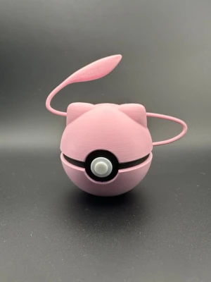 Mew Pokeboll - En unik, specialdesignad Pokéboll inspirerad av Mew. Perfekt som dekoration i spelrummet, på skrivbordet eller som en gåva till Pokémon-fantasten.  Gjord i PLA (plast). 3D-utskriven med fina detaljer. Bollens mittknapp och kinder ger ett autentiskt uttryck. Nyskick/Nyproducerad.  Letar du efter en annan pokemon? Kolla bland mina annonser eller skriv till mig!  Passa på att köpa till stället jag även säljer för att visa upp ditt favoritkort vid sidan av bollen :)