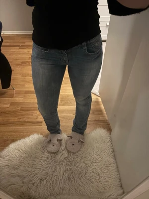 Ljusblå slim contingent jeans - Säljer ett par ljusblå slim fit jeans med klassisk femficksdesign och låg midja. Jeansen har en snygg tvättad look och smal passform hela vägen ner. Storlek 38, pris kan diskuteras🌸🙂