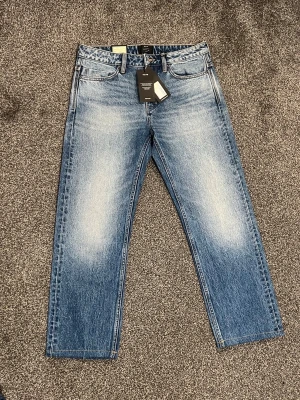 Neuw Studio Relaxed Fit Jeans – W30 L30 – nya med prislapp - Säljer ett par Neuw jeans i modellen Studio Relaxed Fit i storlek 30/30. Jeansen är helt nya och aldrig använda, prislappen sitter kvar.  • Färg: Blå • Passform: Relaxed fit • Storlek: W30 L30  Nypris på lappen 1300 kr, köpte dem själv för ca 800 kr på rea.  Säljer då de tyvärr inte kommer till användning.  Skriv om du vill ha fler bilder eller mått.