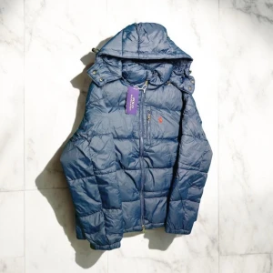 Blå Ralph Lauren Jacka - Blå Polo Ralph Lauren jacka i storlek S men kan kanske Passa XS. Helt ny Oanvänd.