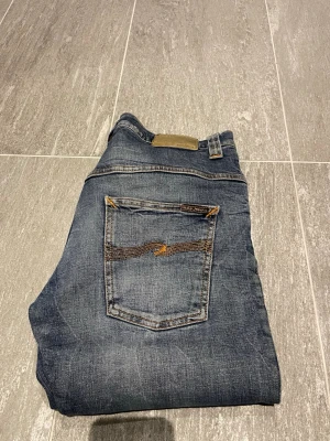Nudie jeans  - Säljer dessa bad boys då jag inte använder de längre, jätte fin färg perfekt nu till våren. Inga defekter. Bara hojta till om du har frågor eller vill ha bilder med de på! Storlek 31/32.