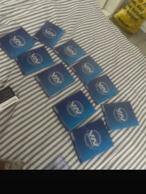 Enhypen samlarkort - Hi! I’m selling official Enhypen album photocards from my personal collection.  Each photocard is 25 DKK (2,36€). This price is per card, not for the full set.  If you’re interested in any specific member or card, please contact me first. I’ll make a reserved listing for you and can also provide additional photos if needed.  Feel free to message me anytime if you have questions or want to buy 💗 I have 10 of the same cards💗