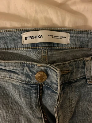 Bootcut från Bershka - Ljusblå midwaist jeans från Bershka. Storlek 36