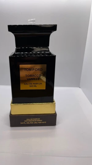 Tom Ford Tobacco Vanille EdP 100 ml, svart - Tom Ford Tobacco Vanille Eau de Parfum i en lyxig svart glasflaska med guldfärgade detaljer. Flaskan rymmer 100 ml och har soprena, eleganta linjer. Doften kombinerar tobak och vanilj för en varm och kryddig känsla. Kommer i en brun doftbox med guldfärgad etikett.