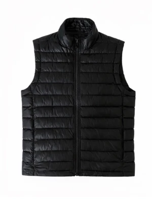 Svart J.Lindeberg väst - Stilren svart J.Lindeberg dunväst med quiltad design och hög krage. Västen har dragkedja framtill och är lätt vadderad för extra värme. Perfekt att slänga över en hoodie eller tröja.