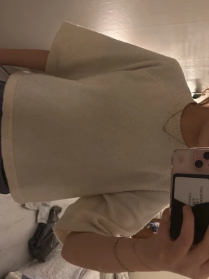 Beige oversized stickad tröja - Mysig oversized stickad tröja i beige med rund halsringning och ribbade muddar. Perfekt för lager på lager och chill dagar. Passar dig som gillar en avslappnad och enkel stil. OBS fläck på ryggen 