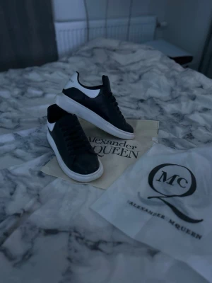 Alexander McQueen skor - Ett par tvär snygga alexander mqueen skor med vit sula och svart översida, passar nu till våren och jävligt snygga. Använda 1-2 veckor men ingen syn på användning om man rengör dom lite. Pris kan diskuteras.