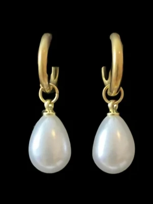 Guldiga örhängen med droppformade pärlor - Priset avser ett par örhängen Finns även i guldfärgad variant.  • Material: Rostfritt stål och       ABS (Det står för Acrylonitrile             Butadiene Styrene) • Längd: ca 30 mm (Pärllängd 1.8cm) • Nickelfria och handgjorda 