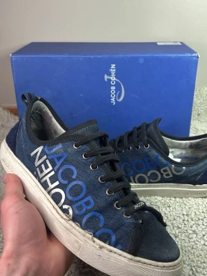 Jacob cohën skor  - | Skick 8/10 | Färg blå och vit | Vad inkluderas: Skor och box | Nypris 5800kr | 