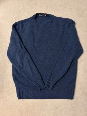 Mörkblå stickad tröja i cashmere blend - Snygg mörkblå stickad tröja från Filippo de Laurentiis, nypris ca 2300. Storlek 48 ungefär s-m