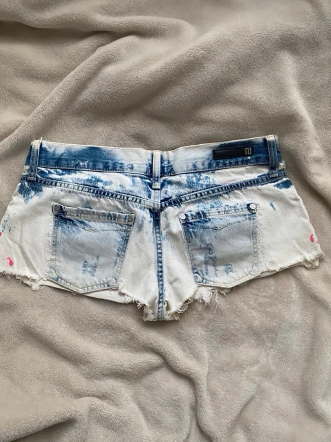 Blåvita slitna jeansshorts med rosa detaljer - 1