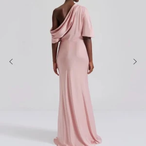 Ljusrosa asymmetrisk maxiklänning Malina - (Klänningen är ej strykt på mina bilder) Säljer min ljusrosa maxiklänning från By Malina i satin som jag hade på min bal. Klänningen har en asymmetrisk design med oneshoulder och draperad överdel, samt en lång, figurnära siluett som faller snyggt. Den är använd 1 kväll utan fläckar mm den ända skavanken är en tråd som sticker upp några millimeter från en söm. Ny priset är 3 600kr därav den högre prisklassen, jag är 1,62 lång och den är gått och väl ned till golvet med höga klackar. ‼️prutbart pri