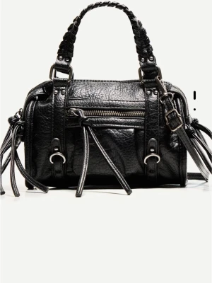 Svart handväska från behrska - Cool svart handväska. Väskan har en liten ficka framtill och på sidorna, samt avtagbar axelrem. Perfekt för dig som gillar trendig stil. Använd fåtal gånger, från behrska. Den mindre varianten. 