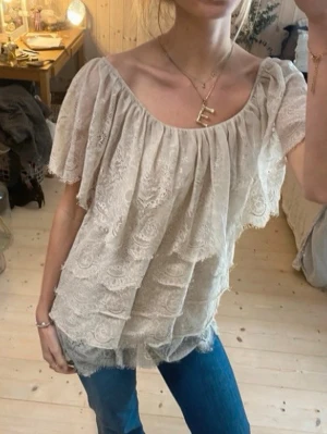 Volang spets blus - SÅÅ snygg