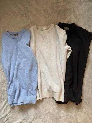 Herr tre pack sweatshirts - klädpaket  - Säljer tre stilrena och bekväma sweatshirts från H&M och Cubus. Blå sweatshirts i storlek XS-S. Svart sweatshirt med krage i storlek S och tillsist en grå sweatshirt från Cubus i storlek S. 