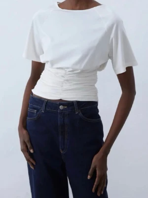 Vit topp från Anna Field - Säljer en fin vitt topp från anna field. Tröjan är använd vid 1 tillfälle och säljer Pga fel storlek.     Nypris är 279kr