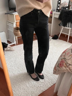Svarta raka jeans från Bik bok - Säljer mina superfina svarta raka jeans från Bikbok💕