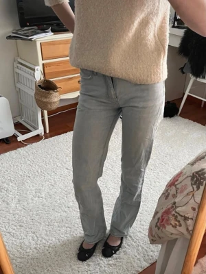 Ljusblå raka jeans - Säljer dessa snygga raka jeans från Bikbok i ljusblått💕