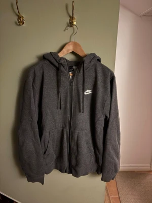 Grå Nike hoodie - En skön lätt hoodie som är perfekt för vilken casual tillfälle möjligt. Skick 10/10