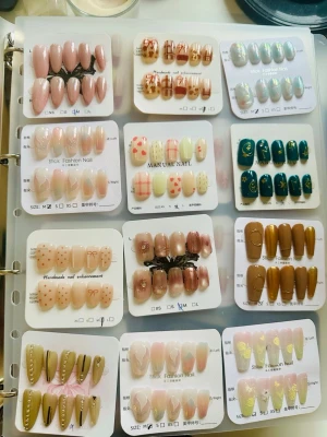 Mixade press-on naglar  - Press on nails 40 / set 70 / 2 sets 400 / 12 sets Cute handmade nail sets with lots of fun designs like animals, flowers, and patterns. Perfect if you want to try different looks without the hassle of painting your nails yourself.