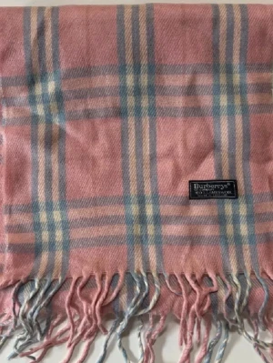 Burberry halsduk  - Säljer min systern burberry halsduk som inte längre använts. Den är i jätte bra skick inga defekter alls. Skicka vid funderingar!!!!