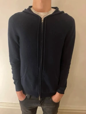 soft goat zip hoodie - Soft goat kashmir hoodie i jätte bra skick, köptes för 3 - 4 månader sedan för . Storlek S passar någon runt 170, kvitto finns även.