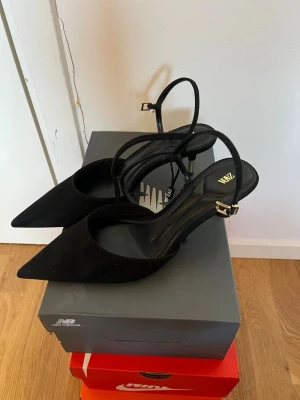 Svarta spetsiga pumps från Zara - Snygga svarta pumps från Zara med spets framtill. Pris kan diskuteras.