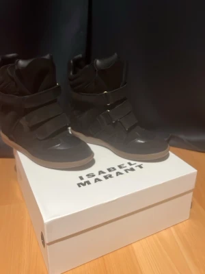 Isabel marant sneakers - Köpta med vinted verifiering för 4000. Har inte kommit till användning. Det finns en pytteliten brun fläck på sulan som man ser på sista bilden och därför sänker jag priset