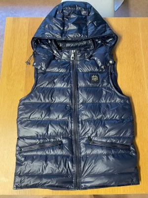 Bvaldi väst navy - Bvaldi väst använd typ 3 ggr. Säljer för den är lite för liten. Nypris 1800kr