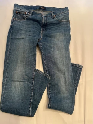 Jeans från Polo Ralph Lauren - Sny no blå jeans från Polo Ralph Lauren med klasses internet och femficksmodell. Jeansen har en tvättad look med ljusare partier och raka ben* Perfekta för the som vill ha en tidlös och avslappnad stil.