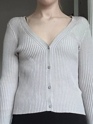 Kofta hm - En jätte snygg kofta från hm. Den är i jätte bra skick och har bara används ett fåtal gånger💕skriv vid frågor eller om ni vill ha fler bilder