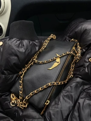 Zadig & Voltaire väska - Stilren svart handväska från Zadig & Voltaire med guldfärgad kedjerem och ikonisk vingdetalj framtill. Väskan har dragkedja i guld, elegant rektangulär form och detaljer som ger en lyxig känsla. Perfekt accessoar för att lyfta din outfit. Fick den i present men har inte använt den ännu.💕🫶
