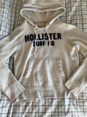 Vit hoodie från Hollister  - Snygg vit hoodie från Hollister