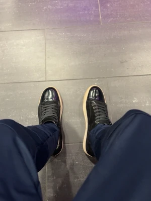 Lanvin skor - Säljer ett par öanvin i Uk 9, Eu 43 passar även 44 i 8,5/19 skick enbart dustbag följer med.