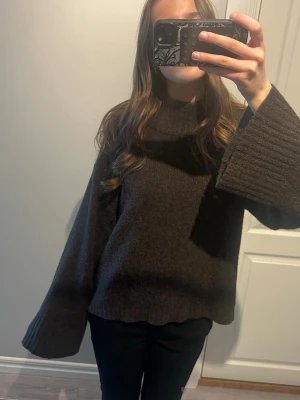 Brun stickad långärmad tröja med hög krage  - Säljer denna bruna stickade tröjan med krage då de en kommer till användning, den har aldrig använts så är helt ny!