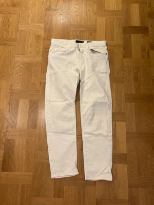 Vita tapered jeans från Massimo Dutti - Obs herrmodell. Snygga vita jeans från Massimo Dutti med tapered fit. 