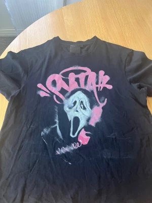 Syna World ”Midnight Caller”  t-shirt - Köpt på Vinted. Storlek XL men sitter mer som L eller oversized M. Pris kan diskuteras! 