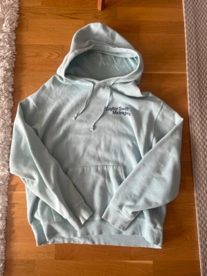 Taylor Swift hoodie  - Ljusblå hoodie med tryck 'Taylor Swift Midnights' på ryggen. Hoodien har huva och en stor magficka. Perfekt för dig som vill ha en autentisk hoodie från december 2022, släppt innan själva albumet kom ut! Riktig Taylor Swift merch från Taylor Swift store! Knappt använd men legat i garderoben i några år 😅Står storlek L men känns som en vanlig oversized hoodie för någon som  har vanligtvis storlek S till exempel. 