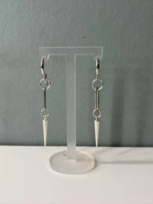 Lång spike örhängen silver - Snygga örhängen i rostfritt stål. Kontakta gärna vid frågor🌟