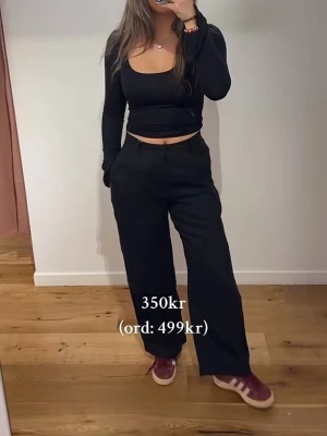 Linne Byxor - Gina Tricot  - Så snygga linnebyxor som liknar ett par kostymbyxor!!🤩 Aldrig använd PRISLAPP KVAR!! Helt slutsåld online, perfekt att köpa inför sommaren då allt blir slutsåld fort!!