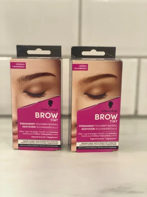 Schwarzkopf Brow Tint ögonbrynsfärg - Permanent ögonbrynsfärg från Schwarzkopf i två nyanser: mörkbrun och ljusbrun. Ger definierade och fylliga bryn med ett naturligt resultat. Enkel att applicera på bara 5 minuter. Förpackningen är i kartong med tydliga instruktioner.