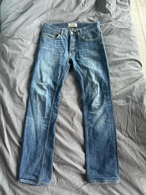 Acne roc veraki jeans - Säljer ett par acne jeans med raka ben och en sjysst tvätt. Skriv om du har några frågor eller funderingar! Strl 29/34