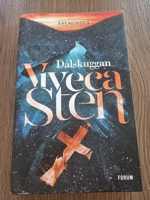 Dalskuggan av Viveca Sten - Dalskuggan är en spännande kriminalroman av Viveca Sten, andra delen i serien Åremorden. Omslaget har mör sopranblå och orange toner tolkande fjällmiljö och ett kors. Boken är inbunden och tryckt på papper. Handlingen utspelar sig i issues Jämtlandsfjällen och bland yet starka karaktärer.