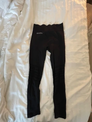 Svarta träningstights - Snygga träningstights med fin passform! Säljer då dem inte kommer till användning!💓 är i storlek M men passar mig som vanligtvis har XS/S