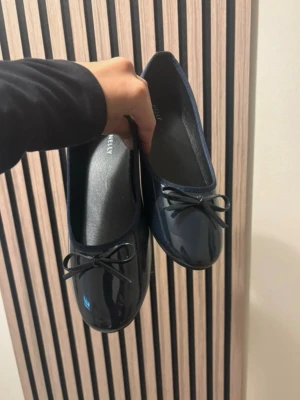 Ballerina skor  - Helt oanvända ballerina skor (endast testat) tycker inte marinblå är min färg därav säljer jag dem! 💗finns inte att köpa mer online eller butik