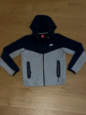 Nike tech - Snygg Nike tech från JD sport som jag knappt har andvänt. Den är i storlek S!