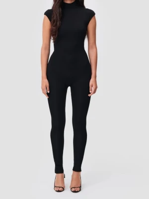 Bodssy Semhar jumpsuit, storlek XXS - Bodssys populäraste jumpsuit Semhar med hög hals och öppning i ryggen. Svart, oanvänd med hangtags. Material: Modal 90% och elastane 10% . Dubbelsydd.  Ett otroligt skönt och stilrent plagg att ha på sig. Runs true to size. Vi rekommenderar att du håller dig till din vanliga storlek.