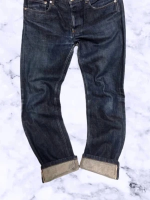 A.P.C. Japanese Selvedge - marinblå - size 31 - Säljer ett par A.P.C. Petit New Standard i klassisk mörkblå denim. En ikonisk modell från A.P.C. med straight fit, nästintill slim/straight! Storlek 31, skick 8/10.   Tillverkade i japansk selvedge denim av hög kvalitet som formar sig efter kroppen och får snygga naturliga fades över tid. Dessa har redan utvecklat fin patina som ger dem karaktär. Vid fler frågor får du gärna skriva och vid snabb affär går pris att diskuteras!